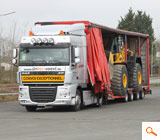 Transport 20to. Radlader unter Plane